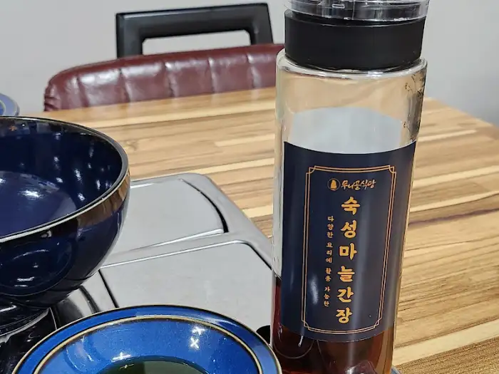 메뉴판과 소스 병