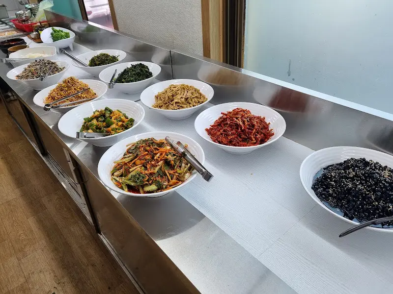 다양한 종류의 반찬들이 깔끔하게 진열된 뷔페 코너