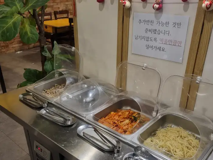다양하게 준비된 셀프 반찬