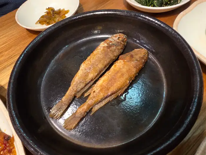 갓 튀겨져 나온 바삭한 생선구이