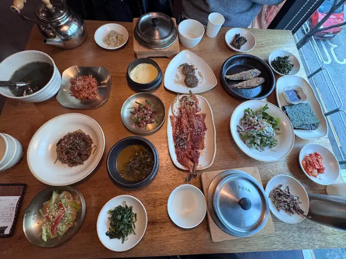풍성하게 차려진 남도정식 전체 모습