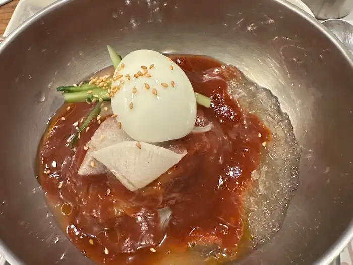 시원한 육수가 돋보이는 물냉면