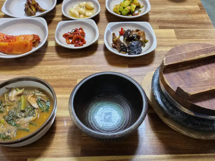 테이블 위에 놓인 다양한 밑반찬들.