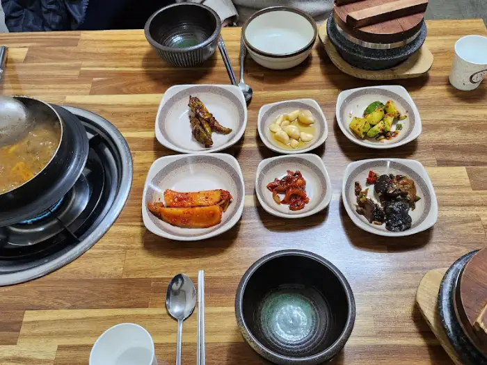 테이블 위에 차려진 반찬과 밥, 숭늉 그릇.