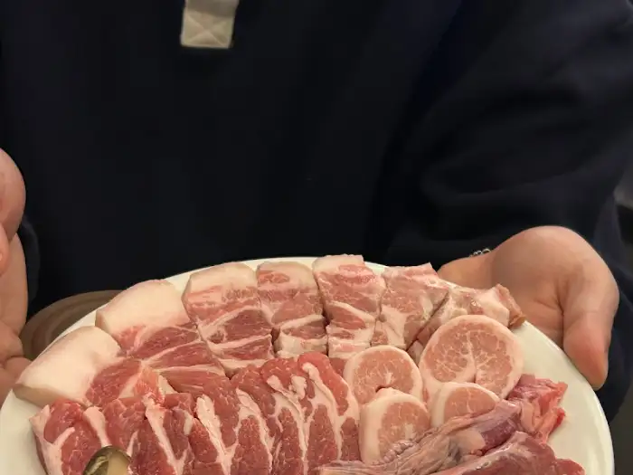 정성스럽게 담겨 나온 돼지고기 모둠
