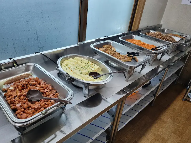 다양한 뷔페 메뉴들