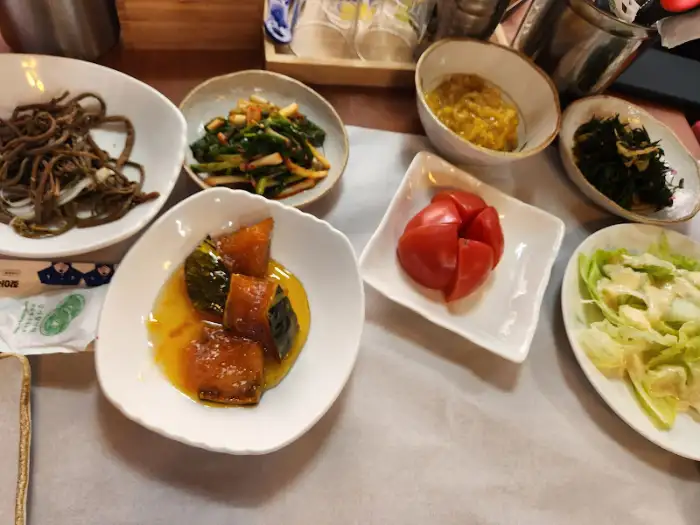 다양한 구성의 밥상 한 컷