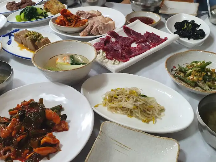 여러 가지 반찬이 놓인 테이블
