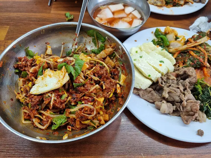 맛있게 비벼진 삼겹살 비빔밥