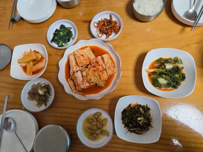 테이블에 차려진 푸짐한 한상차림