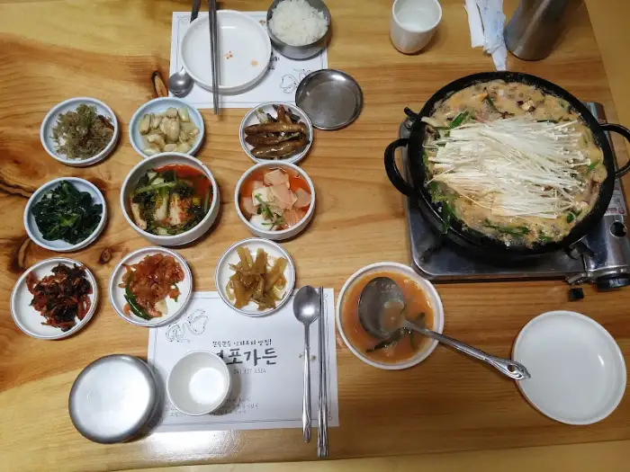 전골과 반찬들