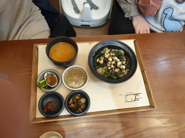 개별 반찬이 담긴 그릇들