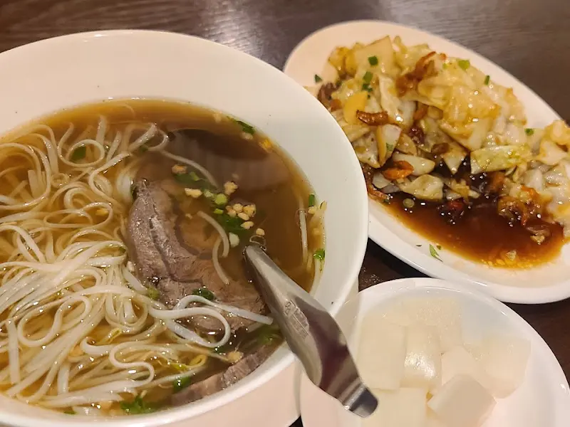 쌀국수와 양배추 요리