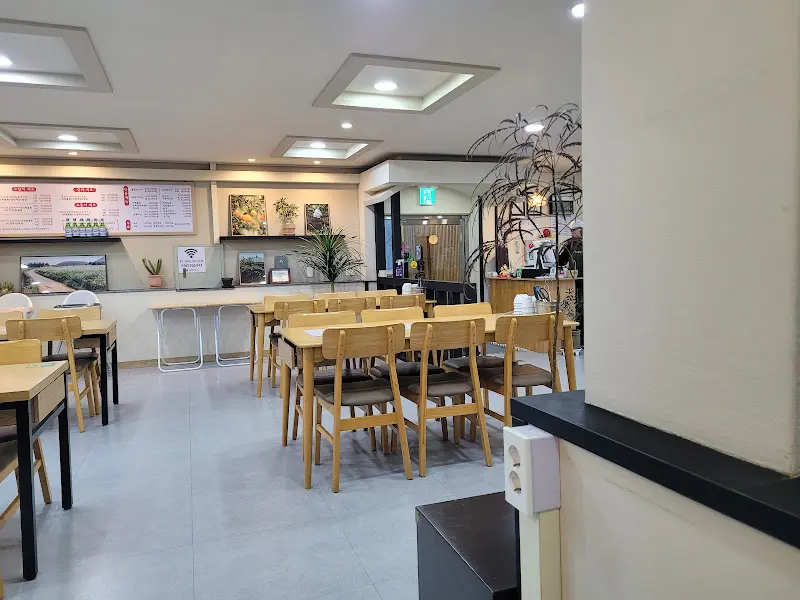 넓고 깨끗한 식당 내부