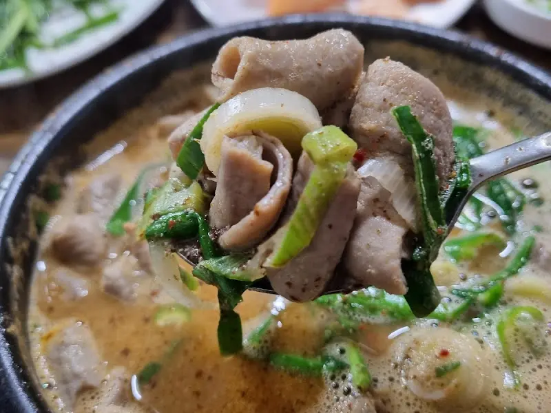 내장 가득한 국밥