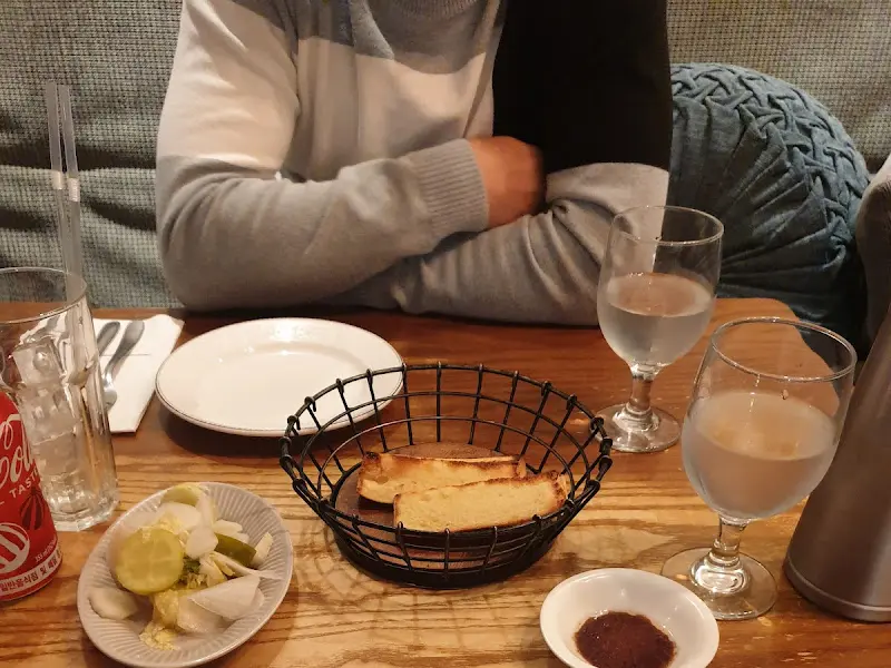 따뜻하게 구워진 식전빵