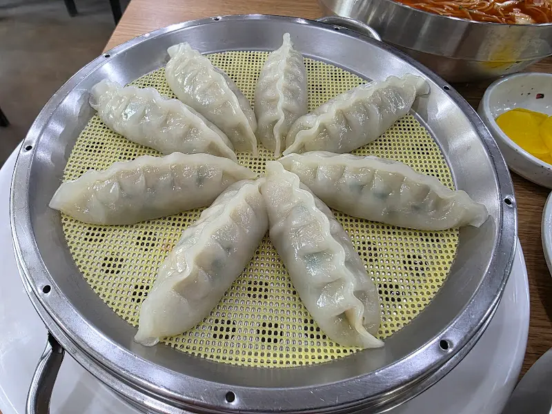 테이블 위에 놓인 찜통에 담긴 만두