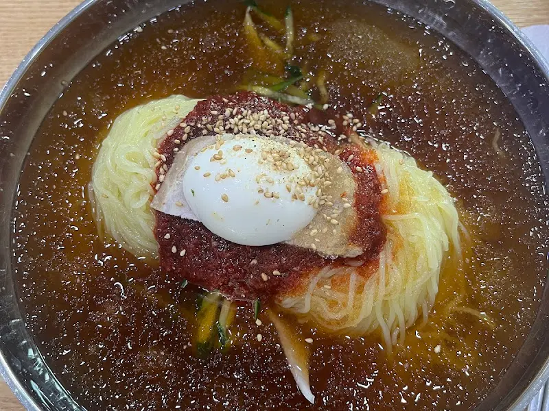 비빔밀면의 클로즈업 사진