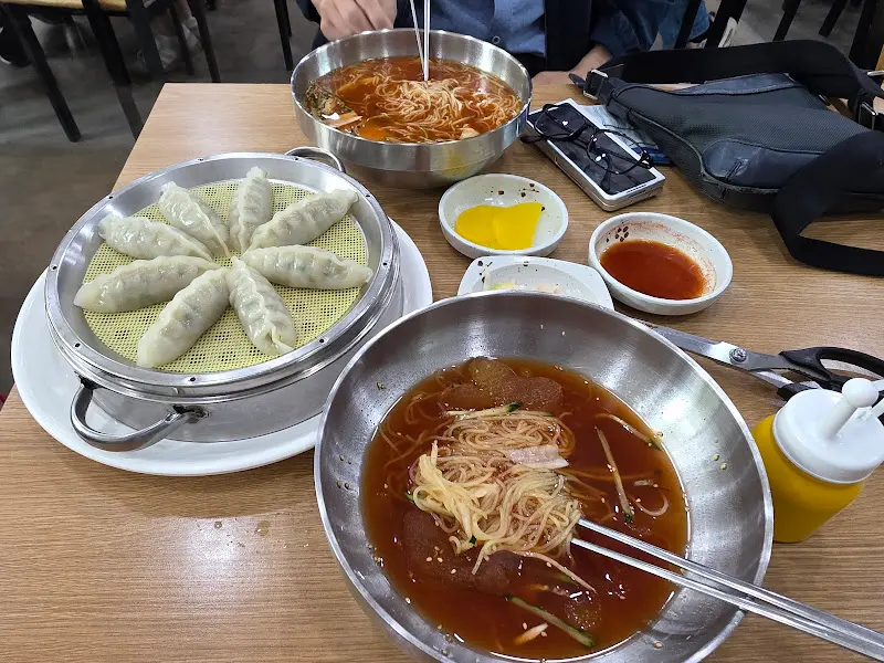 만두와 밀면이 함께 놓인 테이블