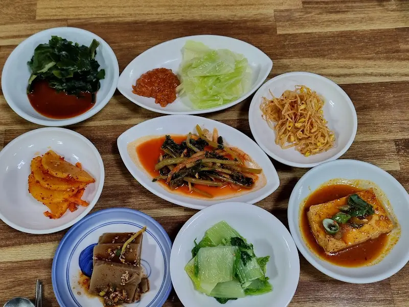 정갈하게 차려진 밑반찬