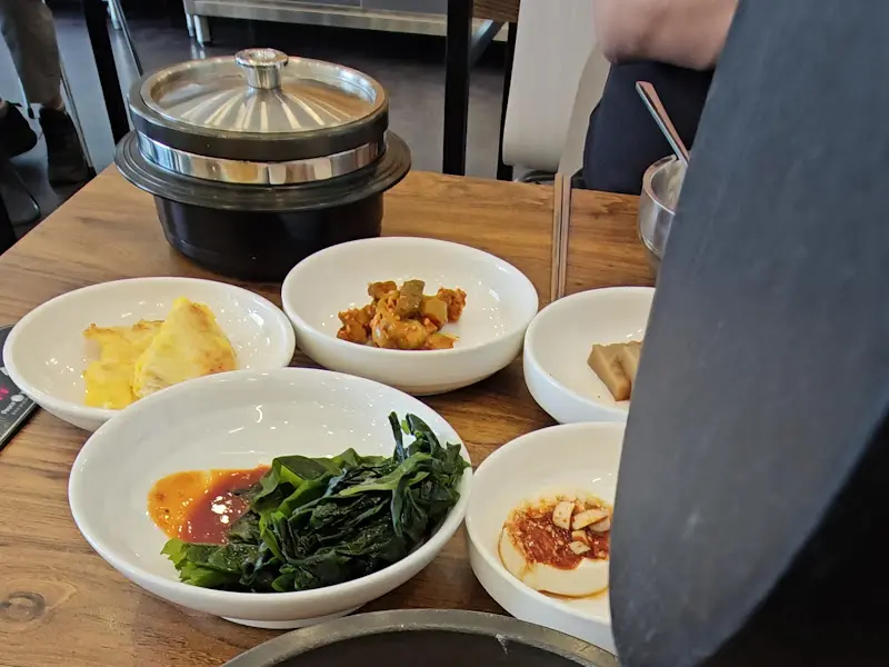 갓 지은 솥밥과 밑반찬