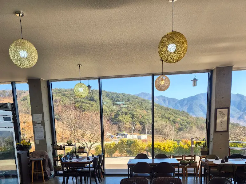 통창으로 보이는 아름다운 산 풍경