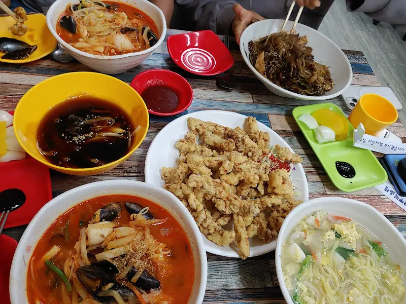 테이블 가득 채운 음식들