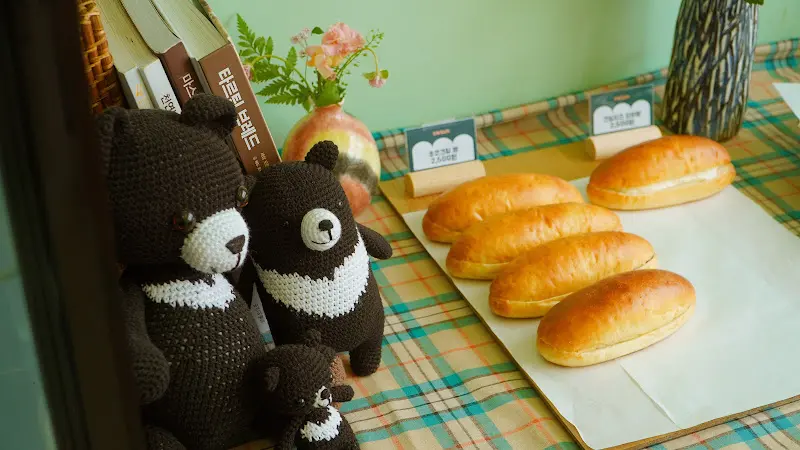 테이블 위에 놓인 빵과 소품들