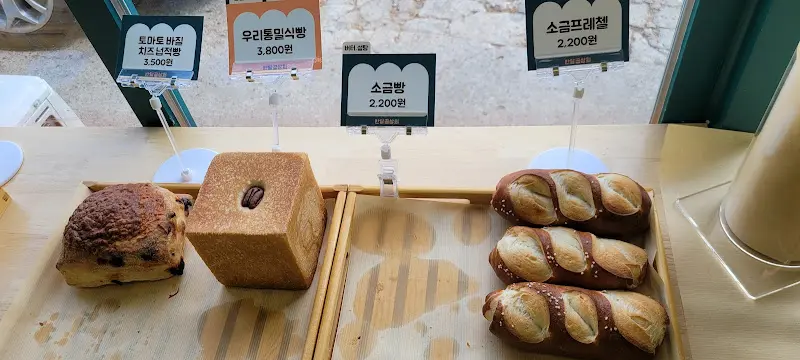 빵 진열대의 모습