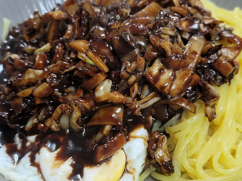 윤기 좔좔 짜장면