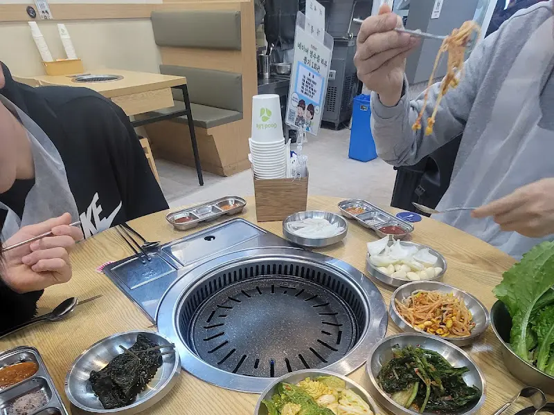 곱창을 먹고 있는 사람들