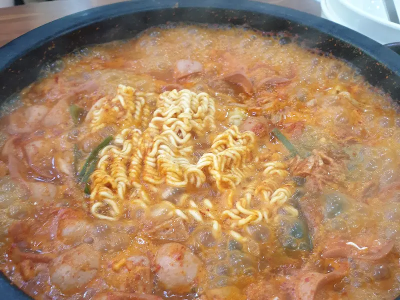 돌부대찌개 라면사리