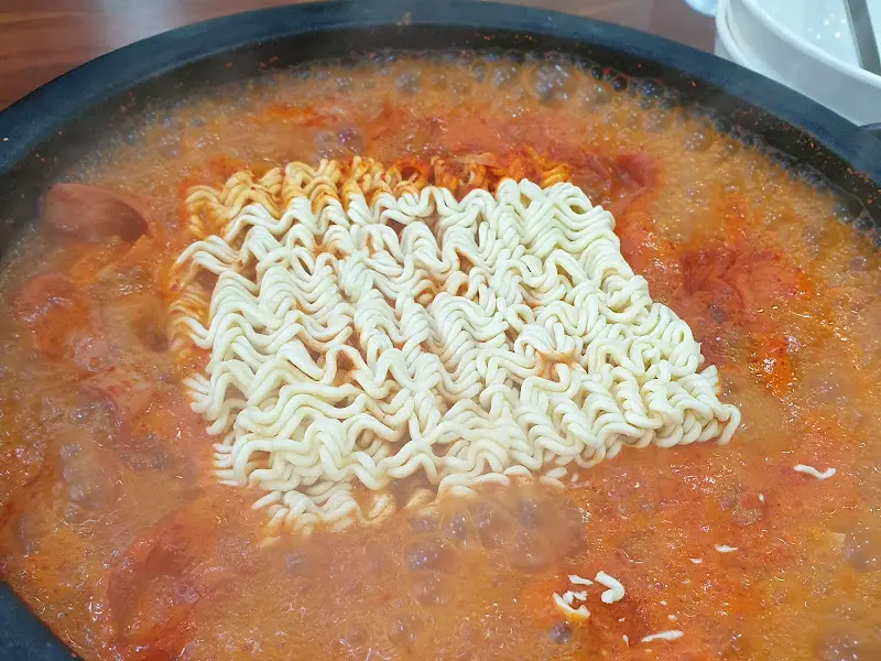 돌부대찌개 라면사리