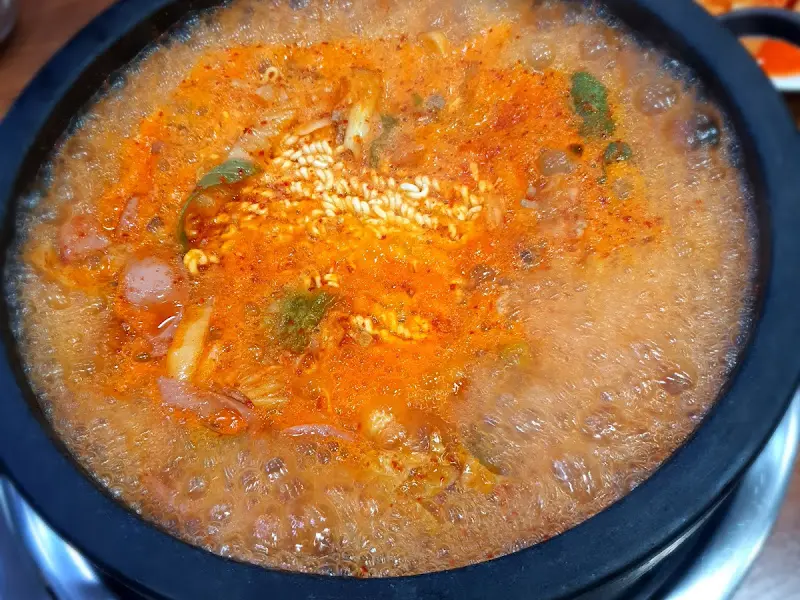 돌부대찌개 보글보글