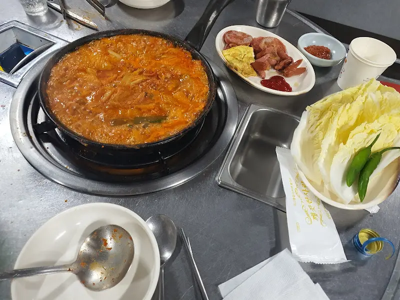 푸짐하게 차려진 곱창전골 한 상 차림