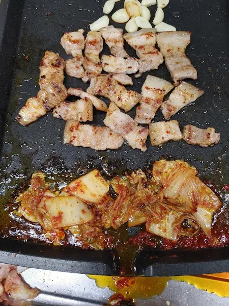 불판 위에서 익어가는 돼지 막창과 김치