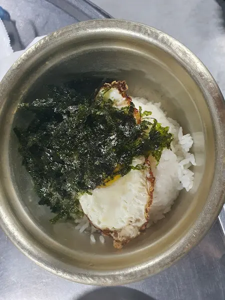 김가루와 계란이 얹어진 볶음밥