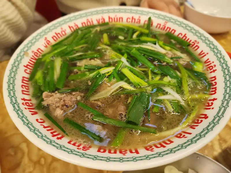 쪽파가 듬뿍 올라간 꾸아의 쌀국수