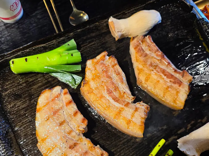 불판 위의 삼겹살과 버섯