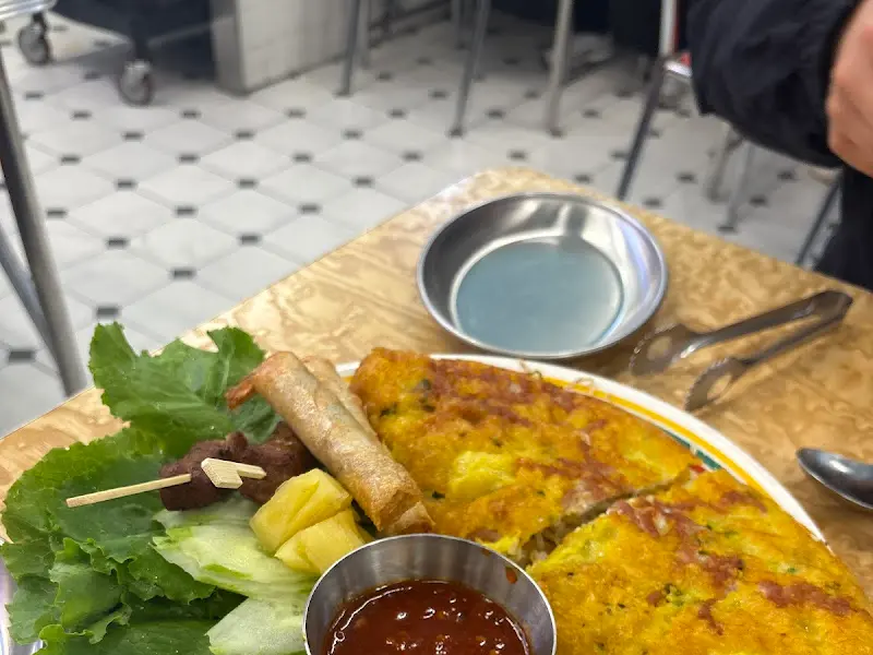 반쎄오, 새우롤, 쌈채소, 소스가 함께 나오는 메뉴