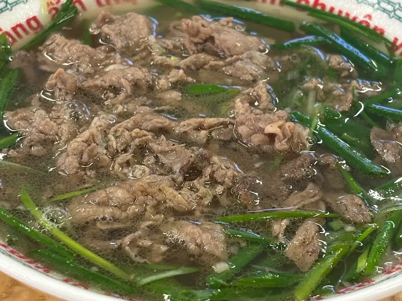 고기와 쪽파가 듬뿍 들어간 쌀국수