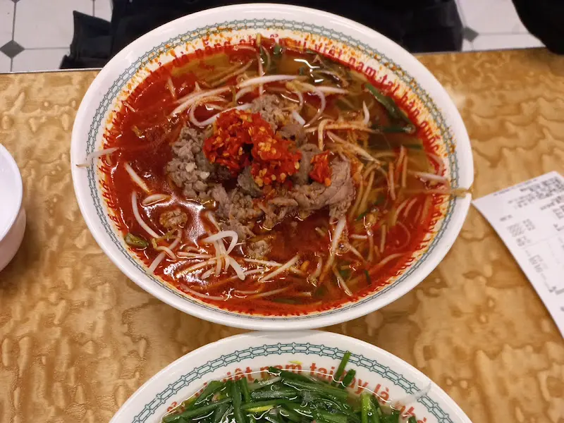 매콤한 국물이 인상적인 쌀국수