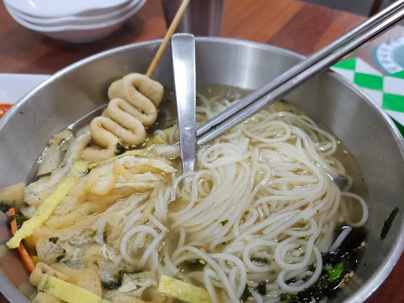 멸치육수가 담긴 스테인리스 주전자