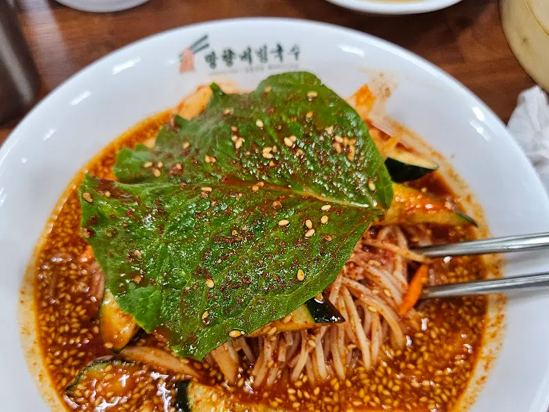커다란 상추가 얹어진 비빔국수