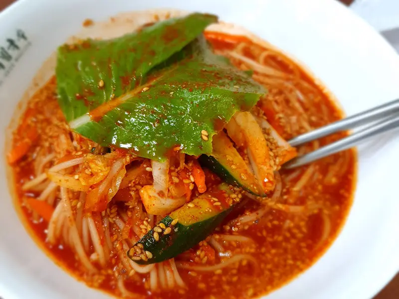 어묵 꼬치가 들어간 잔치국수