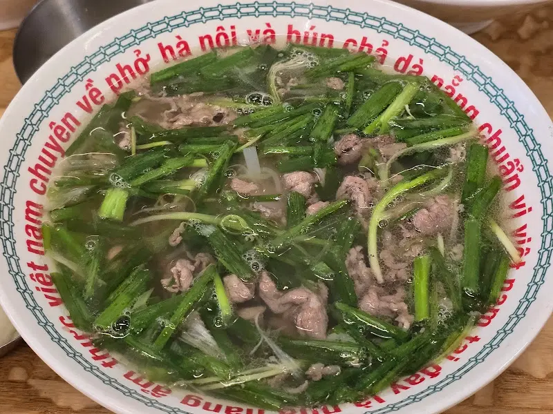 쪽파가 가득 올라간 쌀국수