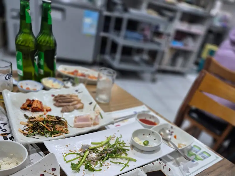 술과 안주가 놓인 테이블