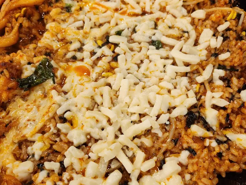 볶음밥 위에 치즈 사리 추가