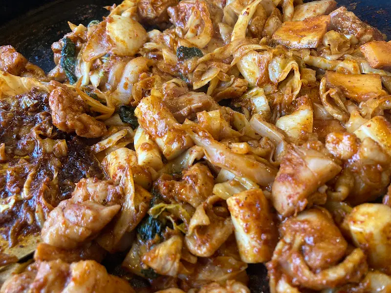 잘 볶아진 닭갈비의 클로즈업 샷