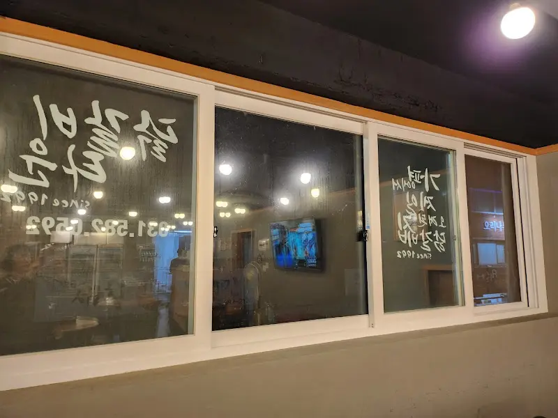 식당 외부 창문에 쓰여진 메뉴